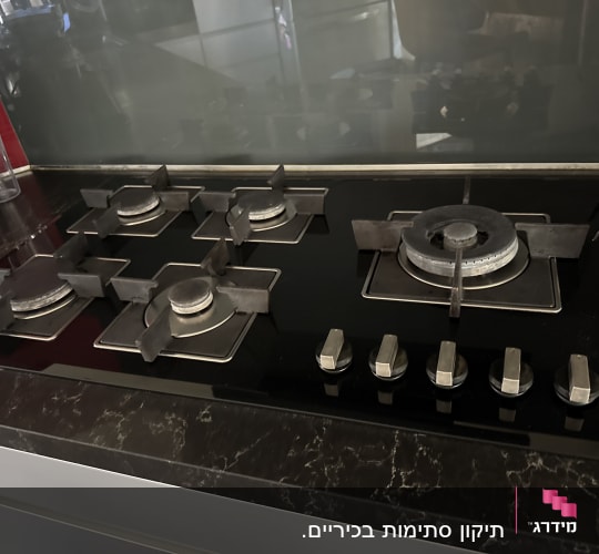 כיריים גז על משטח מטבח מודרני